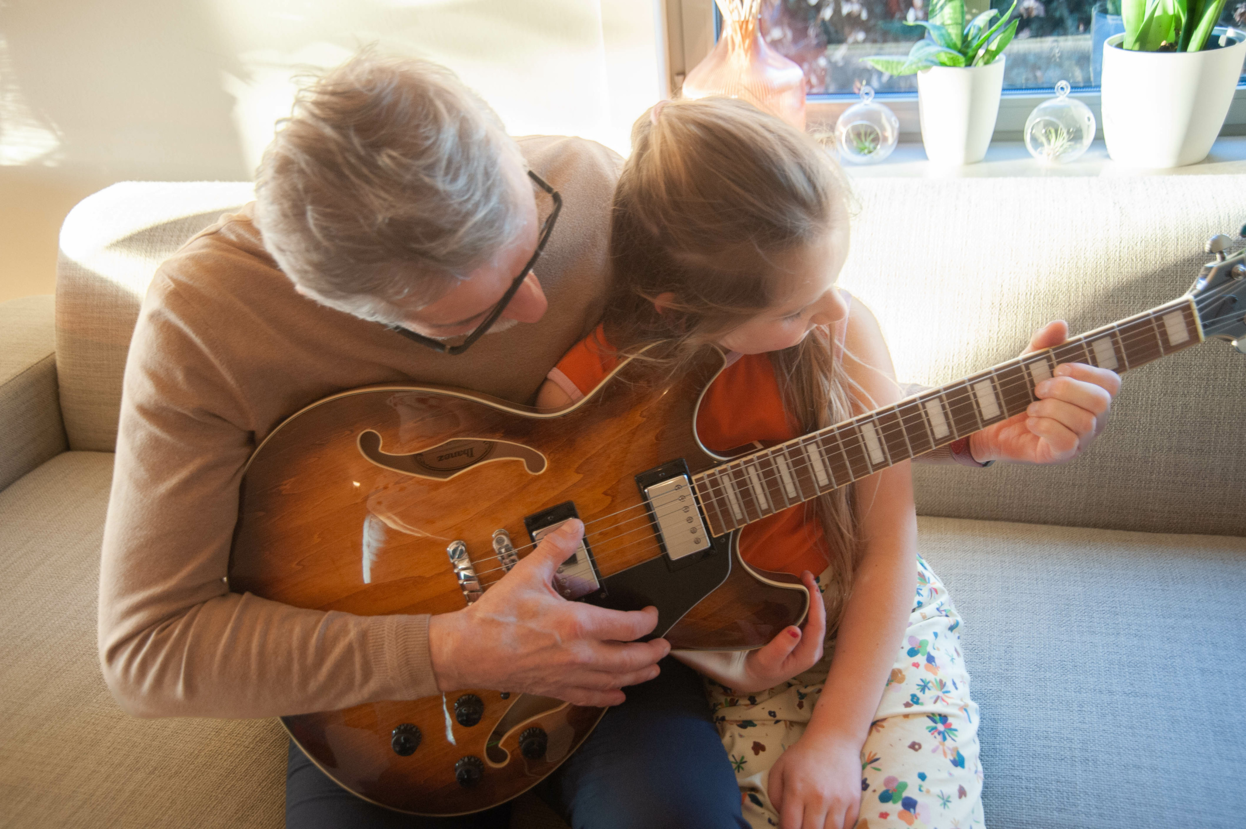 Grootvader en kleindochter die online gitaar leren spelen