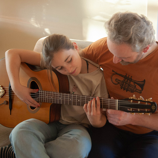 Sven Bauwens en Tess Bauwens die samen gitaar leren spelen