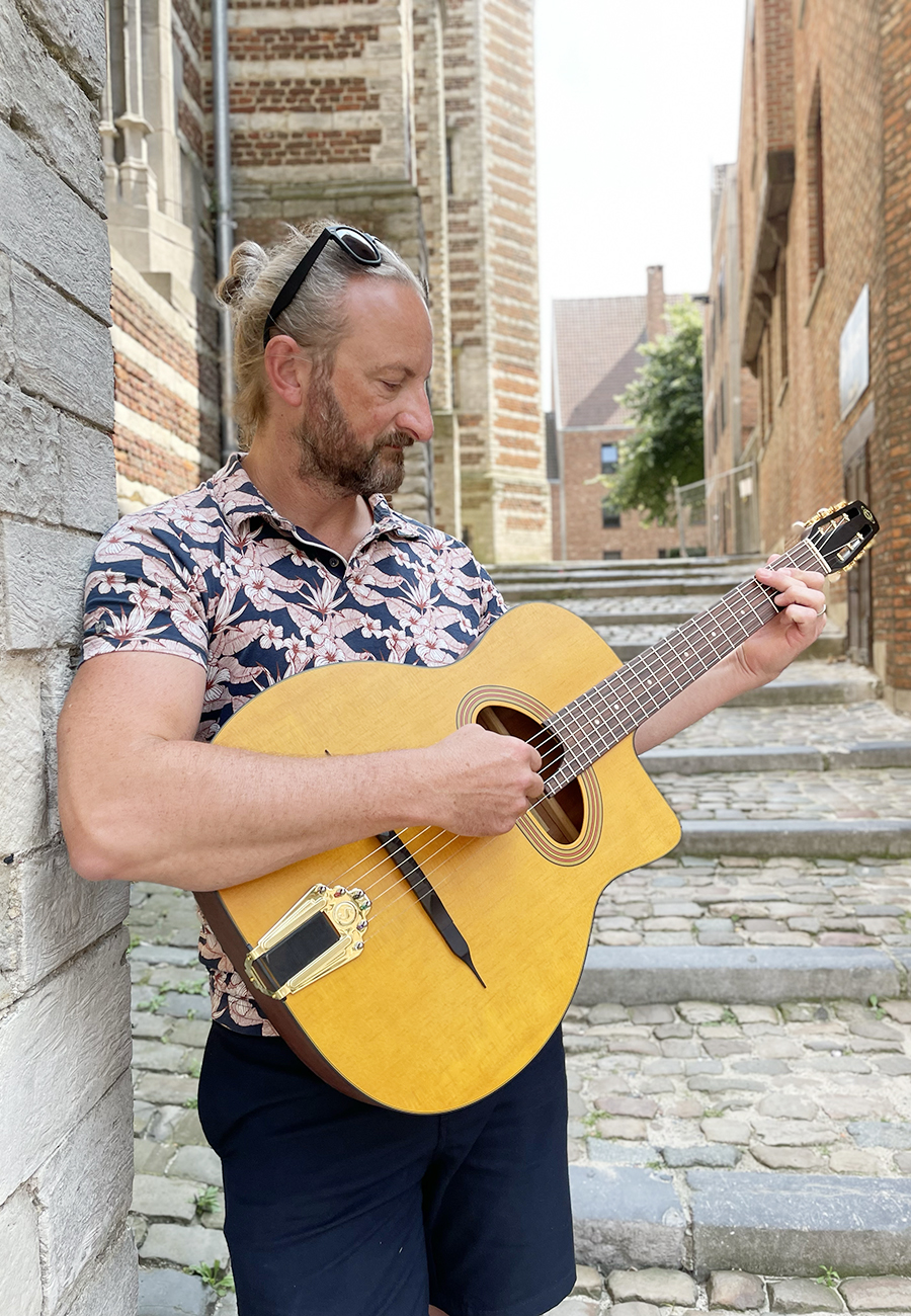 Sven Bauwens speelt gitaar in centrum Antwerpen