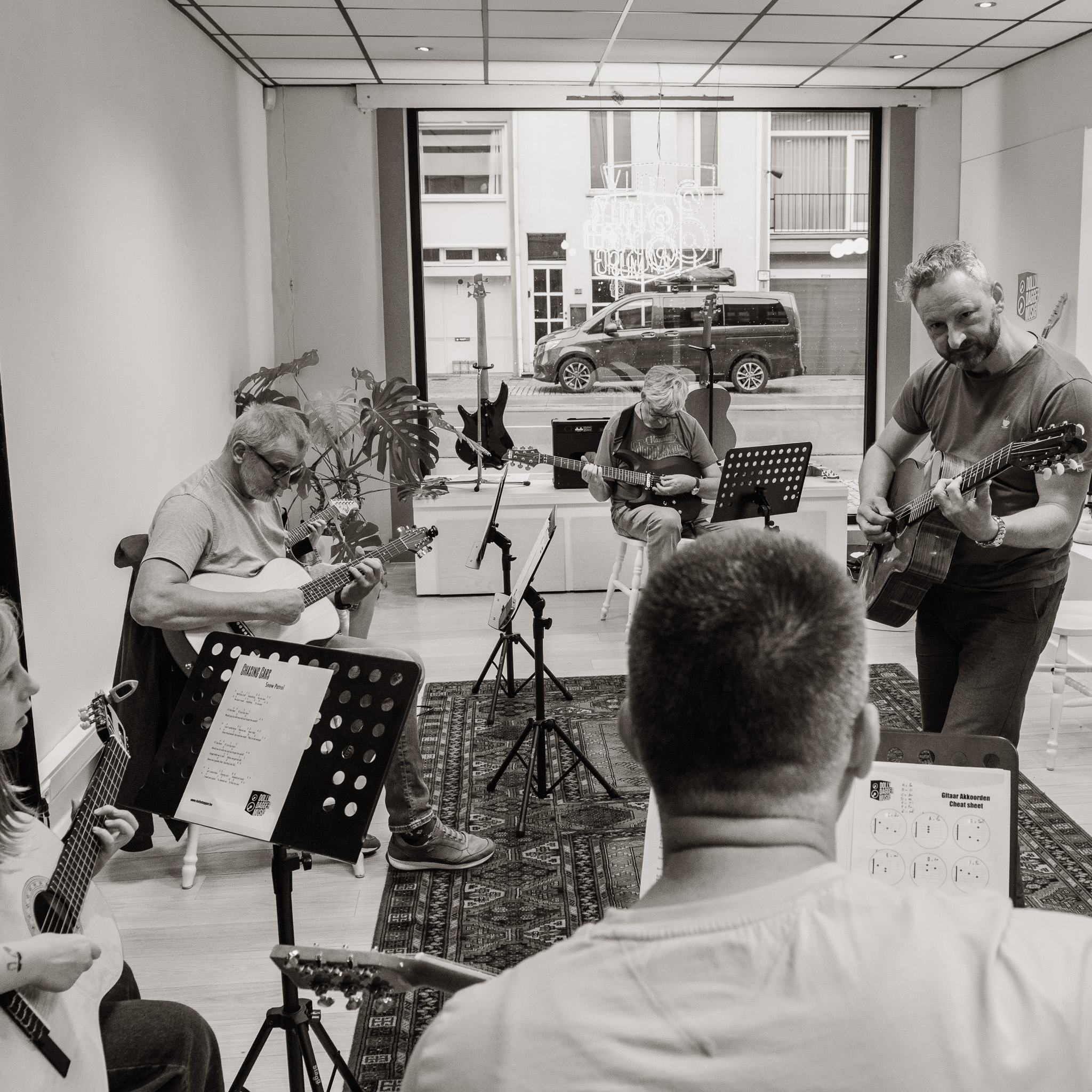 Dolly Dagger muzieklessen Sven geeft groepslessen gitaar aan beginners.